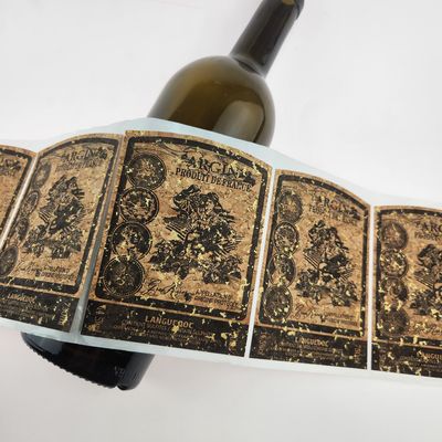 Etykiety na butelkach z whisky z teksturą dębu