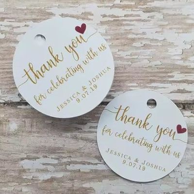 Dobra cena. Nowy projekt Embossed Hang Tag Specjalny podarunek String PVC Hangtags Etykiety odzieżowe w Internecie